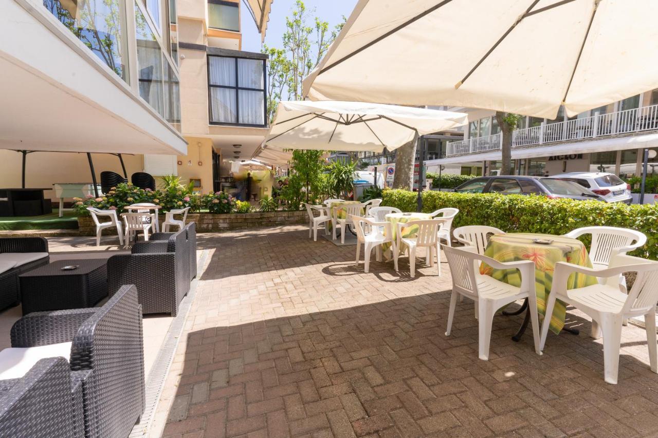 Hotel Villa Isola Rimini Bagian luar foto