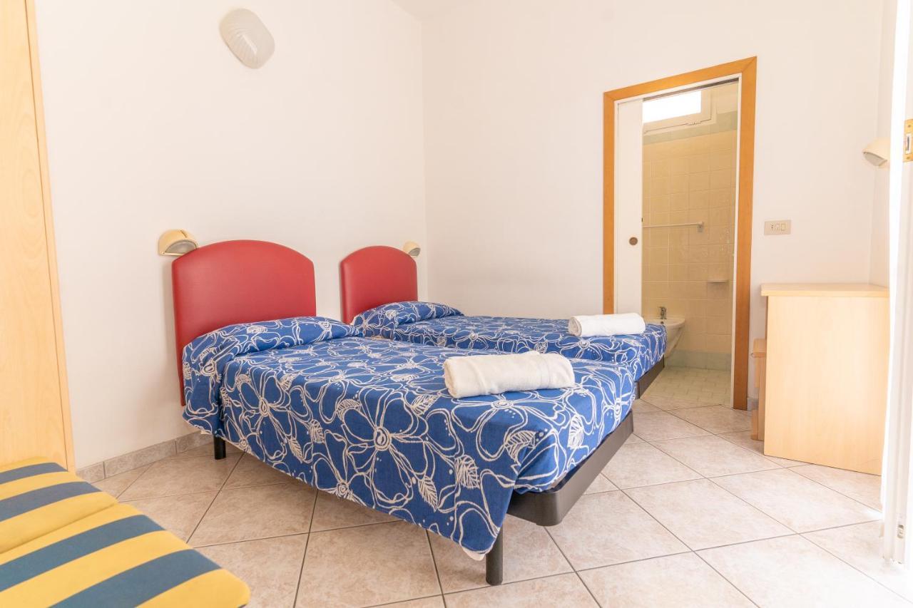 Hotel Villa Isola Rimini Bagian luar foto