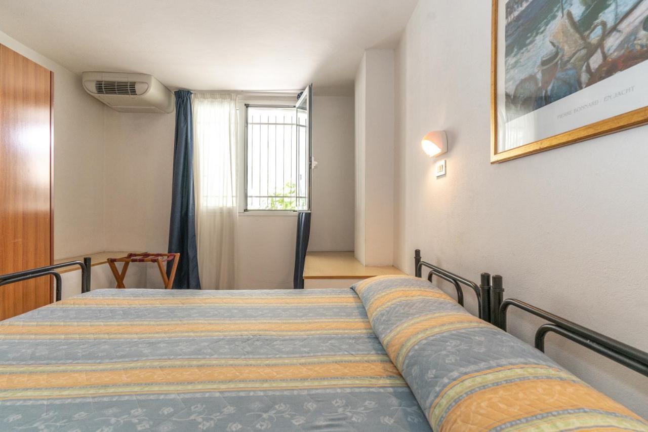 Hotel Villa Isola Rimini Bagian luar foto